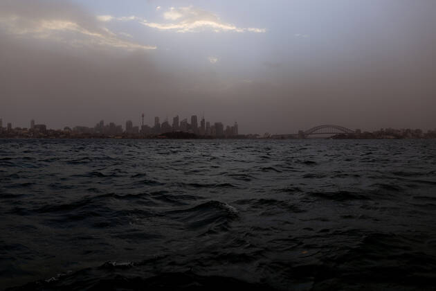 BUSHFIRES NSW, The Sydney Skyline is seen as smoke haze from bushfires drifts over the CDB in Sydney, Tuesday, November 12, 2019. At least 13 ferocious bushfires are burning at emergency level across the eastern Australian state of New South Wales (NSW), with one blaze just 20 kilometres outside Sydney. ( NO ARCHIVING, EDITORIAL USE ONLY, NO USE IN BOOKS WITHOUT CONSENT SYDNEY NSW AUSTRALIA  Copyright: xPAULxBRAVENx 20191112001432273756