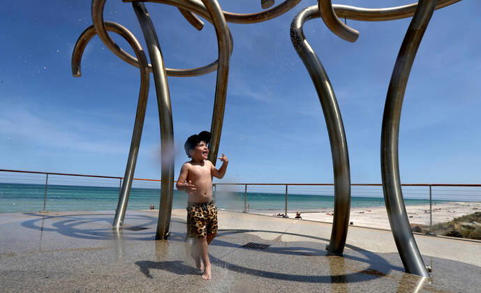 HOT WEATHER ADELAIDE, Jordan aged 5, plays in water fountains at Henley Beach during hot weather in Adelaide, Wednesday, November 20, 2019. More than 100 schools will be closed in South Australia today, as much of the state braces for catastrophic fire danger conditions. ( NO ARCHIVING, EDITORIAL USE ONLY, NO USE IN BOOKS WITHOUT CONSENT ADELAIDE SA AUSTRALIA  Copyright: xKELLYxBARNESx 20191120001433717124