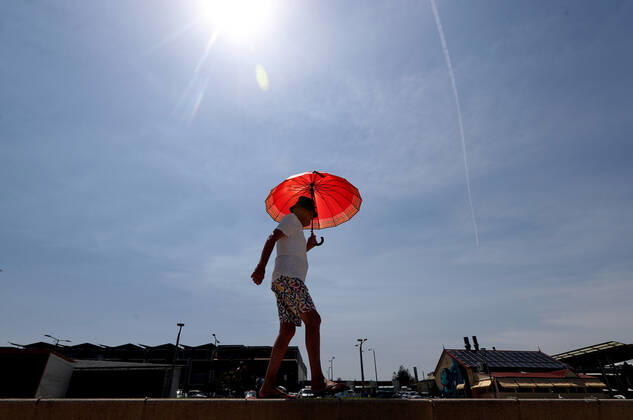 HOT WEATHER ADELAIDE, A man walks with an umbrella at Henley Beach during hot weather in Adelaide, Wednesday, November 20, 2019. More than 100 schools will be closed in South Australia today, as much of the state braces for catastrophic fire danger conditions. ( NO ARCHIVING, EDITORIAL USE ONLY, NO USE IN BOOKS WITHOUT CONSENT ADELAIDE SA AUSTRALIA  Copyright: xKELLYxBARNESx 20191120001433717829