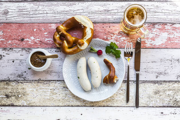 IMAGO Creative, Food, Brotzeit White sausage breakfast with pretzels, mustard and beer  SARF04363