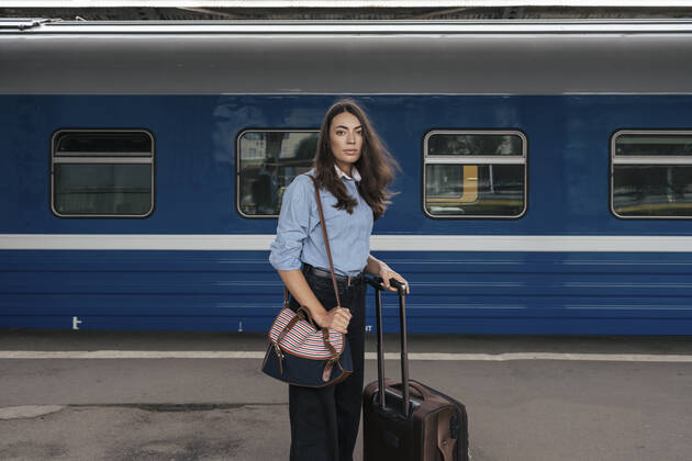 Young female traveller waiting on train station model released Symbolfoto  VPIF01729