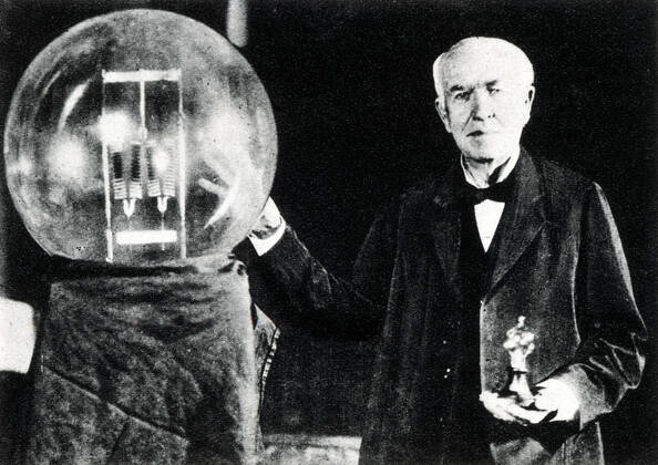EDISON EDISON and his first incandescent lamp, photograph taken for the fiftieth anniversary of the electric lamp in 1929, in his left hand he holds his first bulb called 16 candles and on the right a modern lamp of 150 000 Credit Collection Kharbine Tapabor  KH12091
