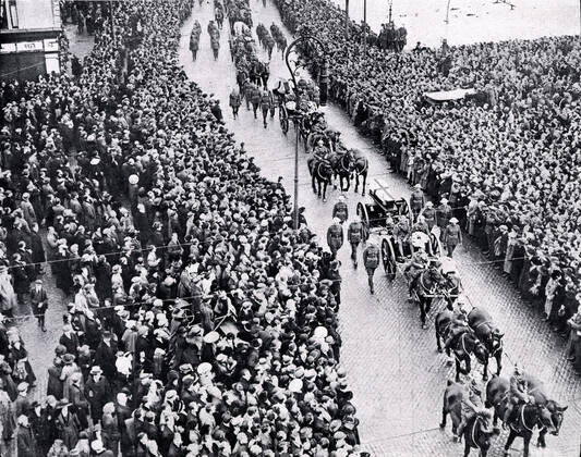 Ireland Cortege de funerailles des officiers anglais tues tues tués a Dublin le Monde illustre en 1920 Credit Collection KHARBINE TAPABOR  KH13398