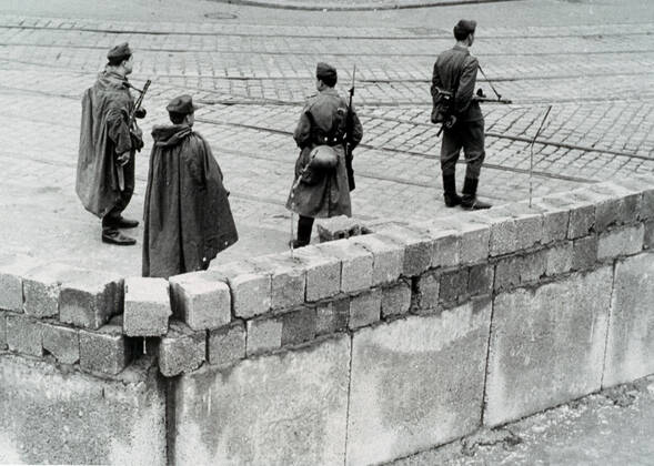 BERLIN Berlin Wall Lockdown of the Soviet quarter on 13 08 1961, Stresemann border, at the corner of Niederkirchner Street Credit Collection Kharbine Tapabor  KH63242
