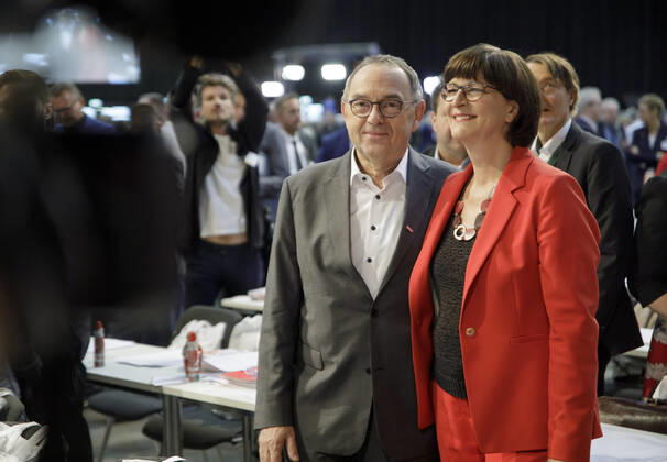 SPD Party Congress The designated SPD party chairmen Norbert Walter Borjans and Saskia Esken at the beginning of the party congress Berlin, 06 12 2019 Berlin Germany Copyright: xXanderxHeinl photothek.netx