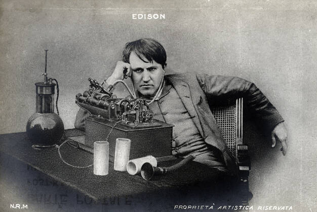 EDISON Thomas Thomas EDISON 1847 1931 next to his telephone Anonymous photograph for a postcard around 1905 Credit Collection IM KHARBINE TAPABOR  KH172461