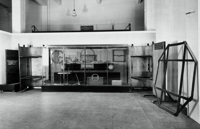 HERTZ Oscillation machine which allowed Heinrich HERTZ 1857 1894 to produce electromagnetic waves in 1887 Anonymous photograph of 1894 Credit Collection CL KHARBINE TAPABOR  KH32979