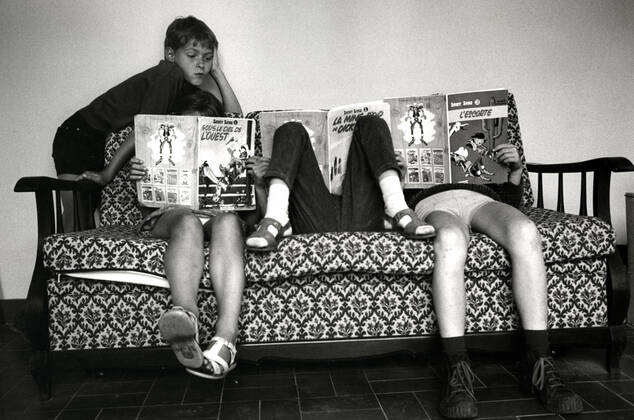Reading Children reading Lucky Luke comics 1969 photography by Jean Pottier Daily life in the 60s Credit Jean Pottier KHARBINE TAPABOR  KH97394