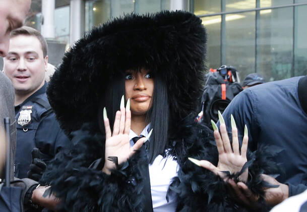 Bilder des Jahres 2019, Entertainment 12 Dezember Entertainment Bilder des Tages Cardi B exits Queens County Criminal Court in New York City on Tuesday, December 10, 2019. The 26-year-old is accused of throwing bottles and chairs at two bartenders at Angels Strip Club in Flushing back in August of 2018.  NYP20191210107 JOHNxANGELILLO