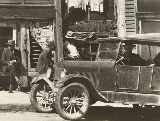 Street Scene, Vicksburg, Mississippi, Walker Evans (American, 1903 - 1975), 1936, Gelatin silver print, 14.4 x 19 cm (5 11 16 x 7 1 2 in.)  Copyright Artokoloro LCD3_191706_06483
