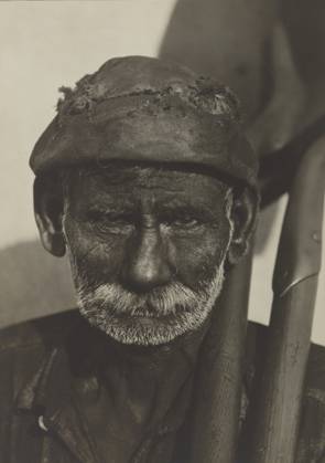 Coal Loader, Havana, Walker Evans (American, 1903 - 1975), 1933, Gelatin silver print, 17.1 x 12.2 cm (6 3 4 x 4 13 16 in.)  Copyright Artokoloro LCD3_191706_06517