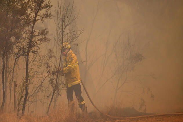 BUSHFIRES NSW, New South Wales Rural Fire Service (RFS) and Fire and Rescue NSW (FRNSW) crews continue with containment measures at the out of control Gospers Mountain fire along the Bells Line of Road in the Blue Mountains north west of Sydney, Tuesday, December 17, 2019. Fire conditions are expected to deteriorate over the coming days with Thursday and Saturday likely to experience severe fire conditions with temperatures in the 40 s and and strong north westerly winds.( NO ARCHIVING, EDITORIAL USE ONLY, NO USE IN BOOKS WITHOUT CONSENT Sydney NSW AUSTRALIA Copyright: xDEANxLEWINSx 20191217001438313954