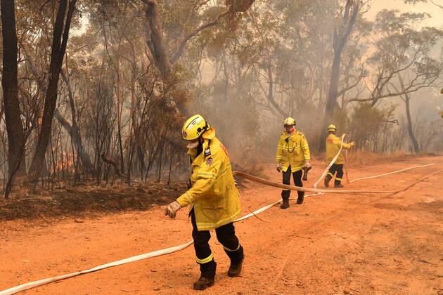 BUSHFIRES NSW, New South Wales Rural Fire Service (RFS) and Fire and Rescue NSW (FRNSW) crews continue with containment measures at the out of control Gospers Mountain fire along the Bells Line of Road in the Blue Mountains north west of Sydney, Tuesday, December 17, 2019. Fire conditions are expected to deteriorate over the coming days with Thursday and Saturday likely to experience severe fire conditions with temperatures in the 40 s and and strong north westerly winds.( NO ARCHIVING, EDITORIAL USE ONLY, NO USE IN BOOKS WITHOUT CONSENT Sydney NSW AUSTRALIA Copyright: xDEANxLEWINSx 20191217001438313583