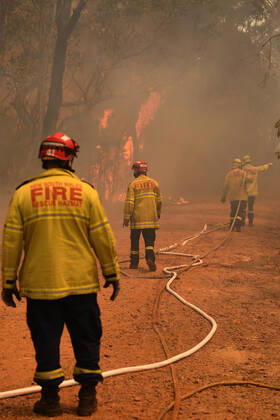 BUSHFIRES NSW, New South Wales Rural Fire Service (RFS) and Fire and Rescue NSW (FRNSW) crews continue with containment measures at the out of control Gospers Mountain fire along the Bells Line of Road in the Blue Mountains north west of Sydney, Tuesday, December 17, 2019. Fire conditions are expected to deteriorate over the coming days with Thursday and Saturday likely to experience severe fire conditions with temperatures in the 40 s and and strong north westerly winds.( NO ARCHIVING, EDITORIAL USE ONLY, NO USE IN BOOKS WITHOUT CONSENT Sydney NSW AUSTRALIA Copyright: xDEANxLEWINSx 20191217001438313734