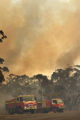 BUSHFIRES NSW, New South Wales Rural Fire Service (RFS) and Fire and Rescue NSW (FRNSW) crews continue with containment measures at the out of control Gospers Mountain fire along the Bells Line of Road in the Blue Mountains north west of Sydney, Tuesday, December 17, 2019. Fire conditions are expected to deteriorate over the coming days with Thursday and Saturday likely to experience severe fire conditions with temperatures in the 40 s and and strong north westerly winds.( NO ARCHIVING, EDITORIAL USE ONLY, NO USE IN BOOKS WITHOUT CONSENT Sydney NSW AUSTRALIA Copyright: xDEANxLEWINSx 20191217001438314231
