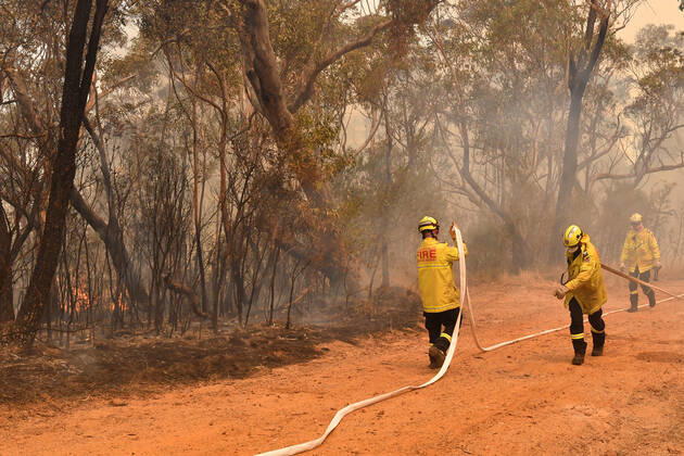 BUSHFIRES NSW, New South Wales Rural Fire Service (RFS) and Fire and Rescue NSW (FRNSW) crews continue with containment measures at the out of control Gospers Mountain fire along the Bells Line of Road in the Blue Mountains north west of Sydney, Tuesday, December 17, 2019. Fire conditions are expected to deteriorate over the coming days with Thursday and Saturday likely to experience severe fire conditions with temperatures in the 40 s and and strong north westerly winds.( NO ARCHIVING, EDITORIAL USE ONLY, NO USE IN BOOKS WITHOUT CONSENT Sydney NSW AUSTRALIA Copyright: xDEANxLEWINSx 20191217001438314119