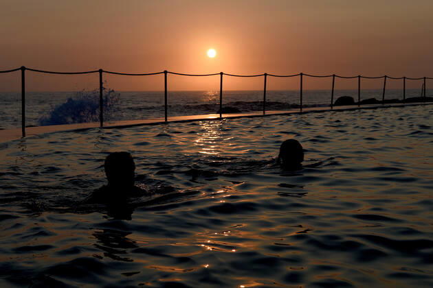 HOT WEATHER SYDNEY, People are seen swimming at Bronte Beach Pool in Sydney, Wednesday, December 18, 2019. Temperatures are set to reach as high as the mid forty degrees in New South Wales over the next coming days, with a total fire ban in place across all of NSW until Sunday. ( NO ARCHIVING, EDITORIAL USE ONLY, NO USE IN BOOKS WITHOUT CONSENT SYDNEY NSW AUSTRALIA  Copyright: xBIANCAxDExMARCHIx 20191218001438456211