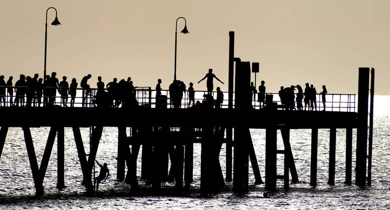 HOT WEATHER ADELAIDE, Beachgoers during hot weather at Glenelg Beach in Adelaide, Wednesday, December 18, 2019. A record-breaking heatwave is making its way across southeastern Australia, with temperatures set to exceed 40C in many parts of the country. ( NO ARCHIVING, EDITORIAL USE ONLY, NO USE IN BOOKS WITHOUT CONSENT ADELAIDE SA AUSTRALIA  Copyright: xKELLYxBARNESx 20191218001438548075