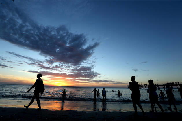 HOT WEATHER ADELAIDE, Beachgoers during hot weather at Glenelg Beach in Adelaide, Wednesday, December 18, 2019. A record-breaking heatwave is making its way across southeastern Australia, with temperatures set to exceed 40C in many parts of the country. ( NO ARCHIVING, EDITORIAL USE ONLY, NO USE IN BOOKS WITHOUT CONSENT ADELAIDE SA AUSTRALIA  Copyright: xKELLYxBARNESx 20191218001438548292