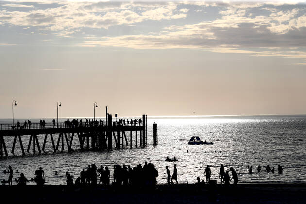 HOT WEATHER ADELAIDE, Beachgoers during hot weather at Glenelg Beach in Adelaide, Wednesday, December 18, 2019. A record-breaking heatwave is making its way across southeastern Australia, with temperatures set to exceed 40C in many parts of the country. ( NO ARCHIVING, EDITORIAL USE ONLY, NO USE IN BOOKS WITHOUT CONSENT ADELAIDE SA AUSTRALIA  Copyright: xKELLYxBARNESx 20191218001438548159