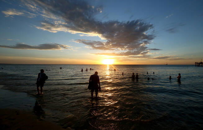 HOT WEATHER ADELAIDE, Beachgoers during hot weather at Glenelg Beach in Adelaide, Wednesday, December 18, 2019. A record-breaking heatwave is making its way across southeastern Australia, with temperatures set to exceed 40C in many parts of the country. ( NO ARCHIVING, EDITORIAL USE ONLY, NO USE IN BOOKS WITHOUT CONSENT ADELAIDE SA AUSTRALIA  Copyright: xKELLYxBARNESx 20191218001438548311