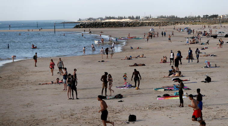 HOT WEATHER ADELAIDE, Beachgoers during hot weather at Glenelg Beach in Adelaide, Wednesday, December 18, 2019. A record-breaking heatwave is making its way across southeastern Australia, with temperatures set to exceed 40C in many parts of the country. ( NO ARCHIVING, EDITORIAL USE ONLY, NO USE IN BOOKS WITHOUT CONSENT ADELAIDE SA AUSTRALIA  Copyright: xKELLYxBARNESx 20191218001438548178
