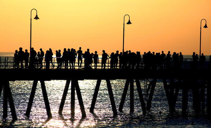 HOT WEATHER ADELAIDE, Beachgoers during hot weather at Glenelg Beach in Adelaide, Wednesday, December 18, 2019. A record-breaking heatwave is making its way across southeastern Australia, with temperatures set to exceed 40C in many parts of the country. ( NO ARCHIVING, EDITORIAL USE ONLY, NO USE IN BOOKS WITHOUT CONSENT ADELAIDE SA AUSTRALIA  Copyright: xKELLYxBARNESx 20191218001438548121