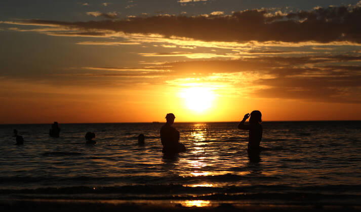 HOT WEATHER ADELAIDE, Beachgoers during hot weather at Glenelg Beach in Adelaide, Wednesday, December 18, 2019. A record-breaking heatwave is making its way across southeastern Australia, with temperatures set to exceed 40C in many parts of the country. ( NO ARCHIVING, EDITORIAL USE ONLY, NO USE IN BOOKS WITHOUT CONSENT ADELAIDE SA AUSTRALIA  Copyright: xKELLYxBARNESx 20191218001438548140