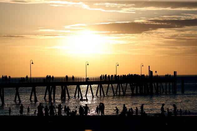 HOT WEATHER ADELAIDE, Beachgoers during hot weather at Glenelg Beach in Adelaide, Wednesday, December 18, 2019. A record-breaking heatwave is making its way across southeastern Australia, with temperatures set to exceed 40C in many parts of the country. ( NO ARCHIVING, EDITORIAL USE ONLY, NO USE IN BOOKS WITHOUT CONSENT ADELAIDE SA AUSTRALIA  Copyright: xKELLYxBARNESx 20191218001438548330