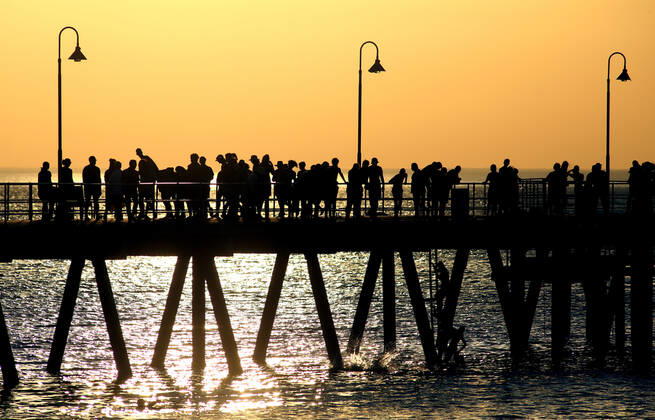 HOT WEATHER ADELAIDE, Beachgoers during hot weather at Glenelg Beach in Adelaide, Wednesday, December 18, 2019. A record-breaking heatwave is making its way across southeastern Australia, with temperatures set to exceed 40C in many parts of the country. ( NO ARCHIVING, EDITORIAL USE ONLY, NO USE IN BOOKS WITHOUT CONSENT ADELAIDE SA AUSTRALIA  Copyright: xKELLYxBARNESx 20191218001438548349