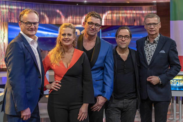 2019 The Quiz Review of the Year on 30 December 2019 From left to right Frank Plasberg, Barbara Schöneberger, Hans Sigl, Jan Josef Liefers and Günther Jauch Journalist Frank Plasberg regularly invites his colleague and presenter Günther Jauch, TV presenter, entertainer, actress and singer Ba