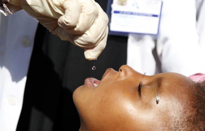 (191224) -- YEMEN, Dec. 24, 2019 (Xinhua) -- A child receives a vaccine against polio during an immunization campaign against polio in Sanaa, Yemen, Dec. 24, 2019. Yemen s health authorities on Monday launched a national polio immunization campaign targeting over 5.5 million children. Supported by the World Health Organization (WHO) and the United Nations Children s Fund (UNICEF), the campaign was inaugurated simultaneously in the Yemeni capital Sanaa and other provinces. The three-day vaccination process went from house to house to immunize children under the age of five. (Photo by Mohammed Mohammed Xinhua) YEMEN-SANAA-POLIO IMMUNIZATION CAMPAIGN 