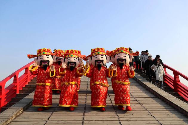 Bilder des Jahres 2020, News 01 Januar News Themen der Woche KW01 News Bilder des Tages January 2, 2020, Henan, Henan, China: Henan,CHINA-On January 1, 2020, the first day of the New Year, Kaifeng, Henan province, held the activity of traditional folk customs to welcome the New Year.On the activity, there are four POTS of dasong cake with dates to form the word 2020 , which means sweet and high every year. Henan China - ZUMAs145 20200102_zaa_s145_050 Copyright: xWangxZhongjux