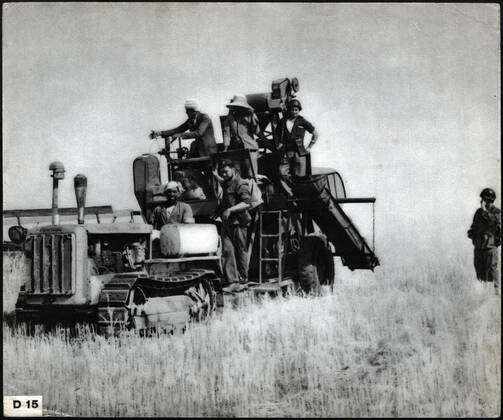 WAR IN ALGERIA French soldiers protecting agricultural work in Algeria Anonymous photograph around 1958 for French propaganda Credit Collection IM Kharbine Tapabor  KH202439