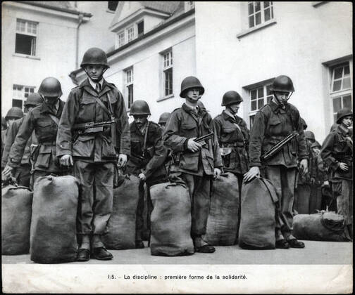 ALGERIAN WAR The first discipline of solidarity Calls of the contingent with their package upon their arrival in Algeria Anonymous photograph around 1958 for the French propaganda Credit Collection IM Kharbine Tapabor  KH202443