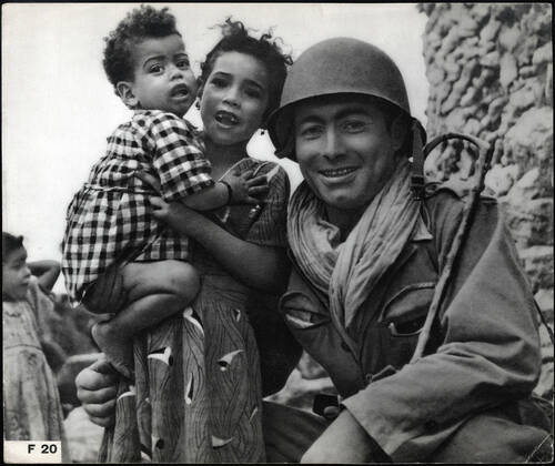 ALGERIAN WAR French soldier with Algerian children Anonymous photograph around 1958 for French propaganda Credit Collection IM Kharbine Tapabor  KH202444