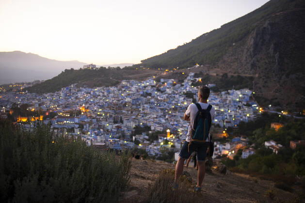 IMAGO Creative, Jahreszeit Sommer, Sommerferien Man photographing the town of Chaouen Chauen. Morocco ,editorial use only CR_MUFH191117C-242083-01