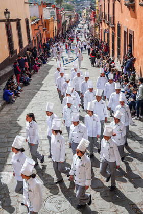 January 21, 2020, San Miguel De Allende, Guanajuato, Mexico: Restaurant chefs march in a parade to celebrate the 251st birthday of the Mexican Independence hero Ignacio Allende January 21, 2020 in San Miguel de Allende, Guanajuato, Mexico. Allende, from a wealthy family in San Miguel played a major role in the independency war against Spain in 1810 and later honored by his home city by adding his name. San Miguel De Allende Mexico - ZUMAe02_ 20200121_zaf_e02_015 Copyright: xRichardxEllisx