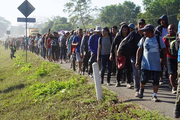 News Bilder des Tages Hundreds of Central American people, belonging to the so-called migrant caravan, walk through the town of Frontera Hidalgo, in the state of Chiapas, Mexico, 23 January 2020. In mid-January thousands of Central American migrants, mostly from Honduras, began a new caravan exodus in order to reach the United States. Migrant caravan in Mexico !ACHTUNG: NUR REDAKTIONELLE NUTZUNG!  Copyright: xJuanxManuelxBlancox MEX3589 20200123-637153974351379850
