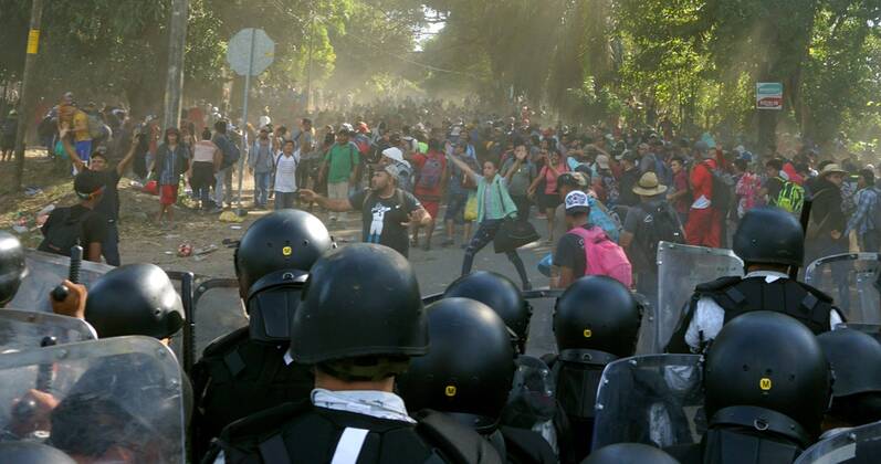 Mexican policemen avoid center american migrants to advance after they entered the country, in Chiapas, Mexico, 23 January 2020. Mexican police stops migrant caravan !ACHTUNG: NUR REDAKTIONELLE NUTZUNG!  Copyright: xJuanxManuelxBlancox AME4715 20200124-637154268739803039