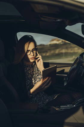 Young blond woman using smartphone and tablet in the car model released Symbolfoto  MTBF00311