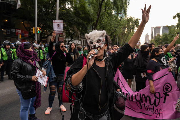 January 25, 2020, Mexico City, Distrito Federal, Mexico: Female activists chanting slogans during the march..Hundreds of women attended the first feminist march of 2020 in Mexico City surrounded by hundreds of female police officers. The women used paint, fire to threaten police and men who came close to them. The women were campaigning for change in Mexico. The march was for female activists who had been assassinated, specifically Isabel Cabanillas and Yunuen L pez S¡nchez. Mexico City Mexico - ZUMAs197 20200125_zab_s197_021 Copyright: xLexiexHarrison-Crippsx