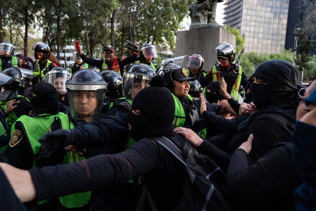 January 25, 2020, Mexico City, Distrito Federal, Mexico: Police push back activists as they attempt to vandalise a monument during the march..Hundreds of women attended the first feminist march of 2020 in Mexico City surrounded by hundreds of female police officers. The women used paint, fire to threaten police and men who came close to them. The women were campaigning for change in Mexico. The march was for female activists who had been assassinated, specifically Isabel Cabanillas and Yunuen L pez S¡nchez. Mexico City Mexico - ZUMAs197 20200125_zab_s197_018 Copyright: xLexiexHarrison-Crippsx