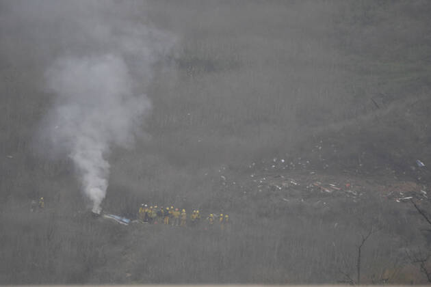 Bilder des Jahres 2020, Entertainment 01 Januar Entertainment Bilder des Tages LA county firefighters on the scene of a helicopter crash in Calabashes Sunday morning. The helicopter crash into the hills killing former LA Lakers players Kobe Bryant and two of his daughters and former laker player Rick Fox. CA, Calabassas, CA USA. Jan 26,2020 Calabassas USA - ZUMAbl1_ 20200126_zaf_bl1_009 Copyright: xGenexBlevinsx