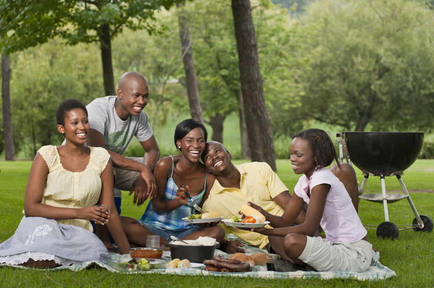A group of Young African friends picnic together in a park  Copyright: xGreatstockx PE-008-0061G
