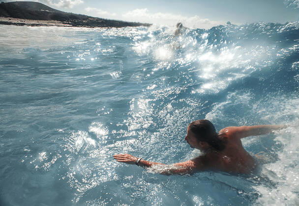 IMAGO Creative: Sommer Sport - Strand swimmer body surfs in hawaii big island, hawaii CR_JARA200103D-239745-01