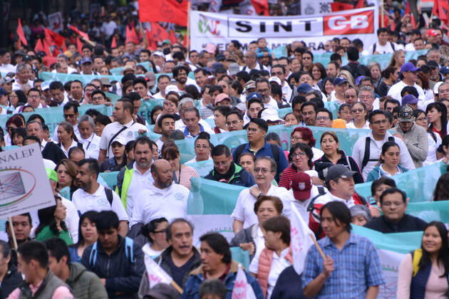 National Struggle Day protest in Mexico MEXICO CITY, MEXICO - JANUARY 31: Demonstrators take part during a march called National Struggle Day to protest for labor equality and demand labor rights and demand a job stability program during the demonstration, integrants of Union of Telephone Operators of the Mexican Republic, National Workers Union, Mexican Union of Electricians, Independent Workers Union of the Autonomous Metropolitan University participating to demand from the Federal Government a change of economic, political and social course for the country; as well as a dialogue around the Alternative Nation Project. at Reforma Avenue on January 31, 2020 in Mexico City, Mexico Copyright: xCarlosxTischlerx EYE_6488