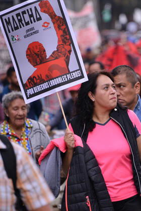 National Struggle Day protest in Mexico MEXICO CITY, MEXICO - JANUARY 31: Demonstrators take part during a march called National Struggle Day to protest for labor equality and demand labor rights and demand a job stability program during the demonstration, integrants of Union of Telephone Operators of the Mexican Republic, National Workers Union, Mexican Union of Electricians, Independent Workers Union of the Autonomous Metropolitan University participating to demand from the Federal Government a change of economic, political and social course for the country; as well as a dialogue around the Alternative Nation Project. at Reforma Avenue on January 31, 2020 in Mexico City, Mexico Copyright: xCarlosxTischlerx EYE_6517