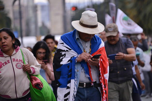 National Struggle Day protest in Mexico MEXICO CITY, MEXICO - JANUARY 31: Demonstrators take part during a march called National Struggle Day to protest for labor equality and demand labor rights and demand a job stability program during the demonstration, integrants of Union of Telephone Operators of the Mexican Republic, National Workers Union, Mexican Union of Electricians, Independent Workers Union of the Autonomous Metropolitan University participating to demand from the Federal Government a change of economic, political and social course for the country; as well as a dialogue around the Alternative Nation Project. at Reforma Avenue on January 31, 2020 in Mexico City, Mexico Copyright: xCarlosxTischlerx EYE_6523