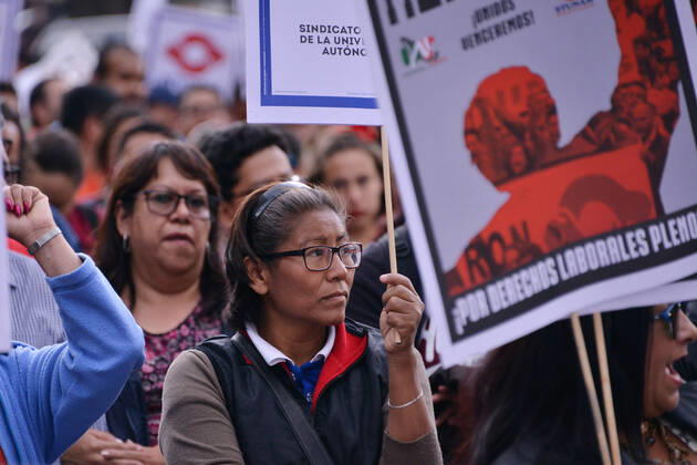 National Struggle Day protest in Mexico MEXICO CITY, MEXICO - JANUARY 31: Demonstrators take part during a march called National Struggle Day to protest for labor equality and demand labor rights and demand a job stability program during the demonstration, integrants of Union of Telephone Operators of the Mexican Republic, National Workers Union, Mexican Union of Electricians, Independent Workers Union of the Autonomous Metropolitan University participating to demand from the Federal Government a change of economic, political and social course for the country; as well as a dialogue around the Alternative Nation Project. at Reforma Avenue on January 31, 2020 in Mexico City, Mexico Copyright: xCarlosxTischlerx EYE_6553